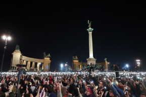 203 millió jött össze bántalmazott fiataloknak